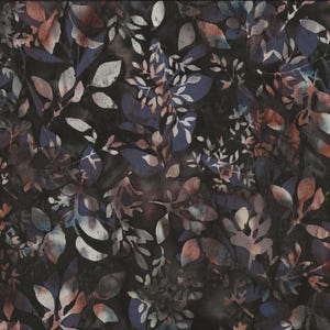 Pode incluir: Tecido preto com um padrão floral branco e rosa. O tecido tem um design de estilo batik.