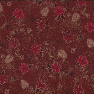 Op de afbeelding: Bordeauxrode stof met een bloemenpatroon. Het ontwerp toont rode bloemen met donkere bladeren en gouden contouren, samen met kleinere knoppen en gestructureerde vormen. De achtergrond heeft een gespikkeld gouden effect.