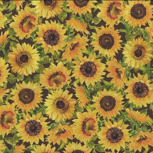 Può includere: Un tessuto marrone con un motivo ripetitivo di girasoli gialli. I girasoli hanno centri marroni scuri e sono circondati da foglie verdi.