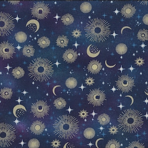Może przedstawiać: Tkanina w kolorze granatowym z powtarzającym się wzorem złotych gwiazd, księżyców i słońc. Słońca mają promienisty wzór.