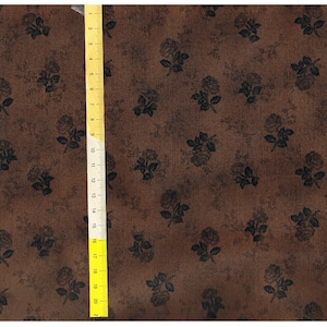 Patchwork stof "Rozen donkerbruin-zwart op bruin"