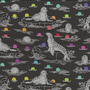 Puede incluir: Tela negra con un patrón repetido de focas, témpanos de hielo y esferas coloridas. Las focas son grises con manchas negras, y las esferas son de varios colores. El arte lineal blanco representa olas y hielo.