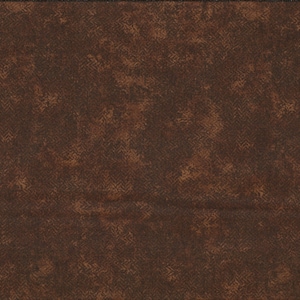 Op de afbeelding: Een bruine stof met een subtiel herringbone-patroon en een gemarmerde, verweerde look. De stof heeft een rustieke, vintage uitstraling.