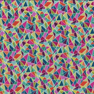 Może przedstawiać: Kolorowa tkanina z geometrycznym wzorem z nakładających się trójkątów w odcieniach niebieskiego, zielonego, różowego, czerwonego i żółtego. Tkanina ma białe tło.