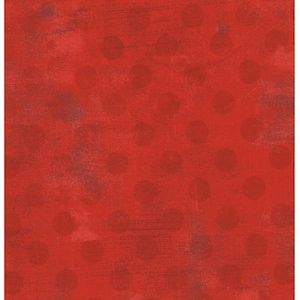 Può includere: Tessuto rosso con un sottile motivo a pois. Il tessuto ha un aspetto testurizzato e usurato.