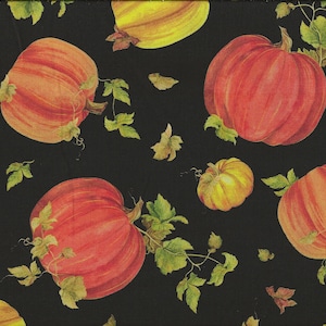 Puede incluir: Tela con un patrón repetido de calabazas en acuarela en tonos naranja y amarillo, sobre un fondo negro. Enredaderas y hojas verdes están dispersas por todo el diseño. Las calabazas varían en tamaño y forma.