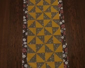 Nappe, chemin de table « Folktale », 90 x 35 cm, patchwork, presse-table