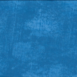 Op de afbeelding: Een effen blauwe stof met een textuur, licht gemarmerd oppervlak. De stof heeft een subtiel, onregelmatig patroon dat lijkt op penseelstreken.