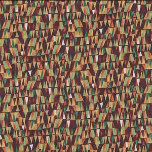 Könnte beinhalten: Stoff mit einem sich wiederholenden geometrischen Muster aus Dreiecken in Braun-, Grün-, Orange- und Weißtönen. Der Stoff hat einen dunkelbraunen Hintergrund. Ein gelbes Lineal ist auf der rechten Seite sichtbar.