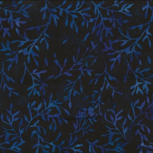 Könnte beinhalten: Blauer und schwarzer Batikstoff mit einem sich wiederholenden Muster aus stilisierten Blättern. Der Stoff wird mit einem Lineal zur Skalierung gezeigt.