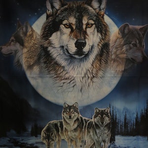 Könnte beinhalten: Ein Stoffpaneel mit einem großen zentralen Wolfskopf vor einem Vollmond, flankiert von zwei Wolfsprofilen. Darunter stehen drei Wölfe in einer verschneiten, dunklen Waldlandschaft mit Tannenbäumen unter einem sternenklaren Nachthimmel.