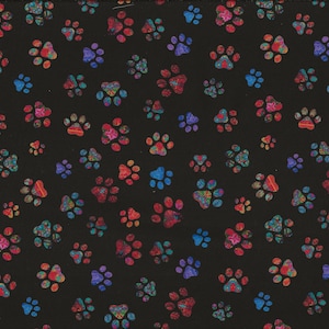 Puede incluir: Tela negra con un patrón repetido de huellas de patas de colores.