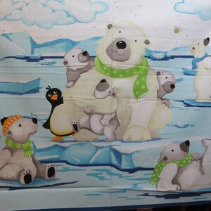 Könnte beinhalten: Eine Gruppe von Eisbären mit grünen Schals steht auf Eisschollen in einer blau-weißen Winterlandschaft. Ein Pinguin steht auf dem Eis neben einem Eisbärenjungen.
