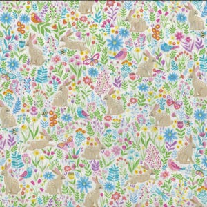 Puede incluir: Una tela blanca con un patrón repetido de conejos, pájaros, mariposas y flores en tonos de rosa, azul, verde y amarillo.