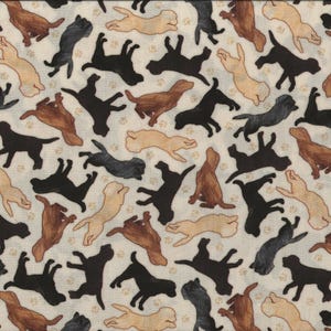 Könnte beinhalten: Ein weißer Stoff mit einem sich wiederholenden Muster aus braunen, schwarzen und cremefarbenen Hunden. Die Hunde sind in verschiedenen Posen, darunter beim Laufen, Sitzen und Stehen. Der Stoff ist perfekt zum Quilten, für Bastelarbeiten und andere Nähprojekte.