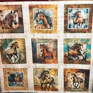 Op de afbeelding: Een stoffen paneel met negen ingelijste paardenafbeeldingen. Het kunstwerk toont paarden in bruine, gouden en blauwe tinten, tegen een achtergrond met textuur. Het paneel is omrand met een decoratief turquoise en goudkleurig patroon.