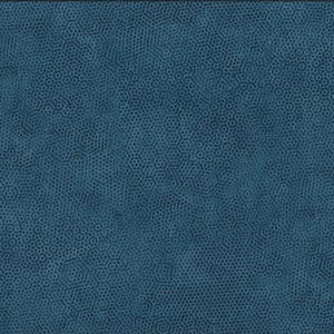 Può includere: Un tessuto blu scuro caratterizzato da un motivo ripetitivo di piccoli esagoni geometrici interconnessi. Un righello giallo è posizionato lungo il bordo destro, mostrando una lunghezza di circa 20 centimetri per la sezione visibile.