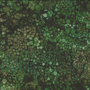 Może przedstawiać: Tkanina z powtarzającym się wzorem zielonych i brązowych kół, przypominającym naturalny, organiczny wzór. Koła różnią się rozmiarem i odcieniem, tworząc teksturowany wygląd. Żółta linijka z oznaczeniami w centymetrach jest widoczna.