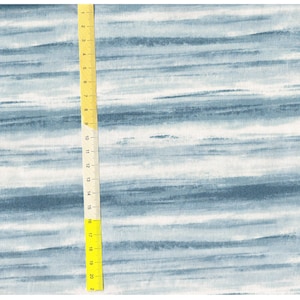 Könnte beinhalten: Blau-weiß gestreiftes Stoffmuster mit einem Lineal, das 56 cm misst.