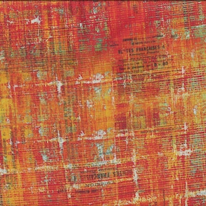 Op de afbeelding: Abstracte stof met een rood, oranje en geel kleurenschema. De stof heeft een textuur, een verweerde look met een patroon van overlappende krantenknipsels. De tekst op de knipsels is in het Frans en luidt "Emission de Rentes Françaises à 5 fr. 89".
