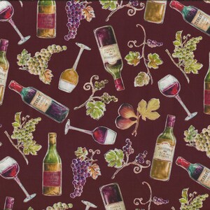Könnte beinhalten: Burgunderfarbener Stoff mit einem sich wiederholenden Muster aus Weinflaschen, Gläsern und Trauben. Die Flaschen sind grün und braun, mit Etiketten. Weingläser sind mit Rotwein gefüllt. Trauben sind lila und grün. Blätter und Stiele vervollständigen das Design.