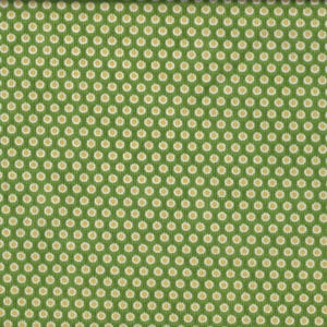 Op de afbeelding: Groene stof met een wit madeliefjespatroon. De stof is een herhalend patroon van kleine witte madeliefjes op een groene achtergrond.