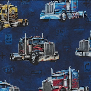 Può includere: Un tessuto blu con un motivo ripetuto di camion. I camion sono di vari colori, tra cui rosso, blu, nero e giallo. I camion hanno numeri diversi, tra cui 101, 35, 75 e 495. Ci sono anche cartelli stradali con testo come "NON SORPASSARE", "PERCORSO", "USCITA" e "SOLO".