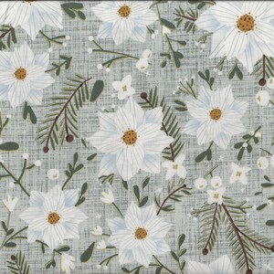 Pode incluir: Tecido floral branco com fundo cinza claro. O tecido apresenta um padrão repetitivo de flores brancas com um tom azul claro e folhas verdes.
