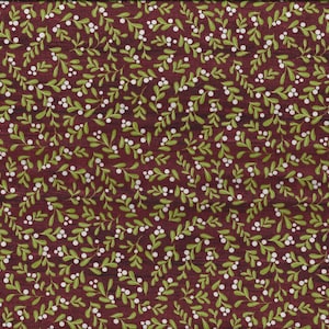 Könnte beinhalten: Stoff mit einem sich wiederholenden Muster aus grünen Blättern und weißen Beeren auf einem dunkelroten Hintergrund. Das Muster ist gleichmäßig über den Stoff verteilt und erzeugt eine gleichmäßige visuelle Textur. Das Muster erinnert an Mistelzweige.