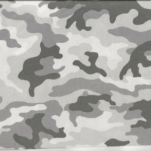 Può includere: Tessuto mimetico grigio e bianco con un motivo ripetitivo. Il tessuto è strutturato e ha una leggera lucentezza.