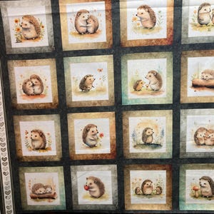 Puede incluir: Panel de tela con ilustraciones de acuarela de erizos. Cada cuadrado muestra un erizo, solo, en pareja o con sus crías, sobre un fondo neutro. Las imágenes incluyen flores y otros elementos naturales.