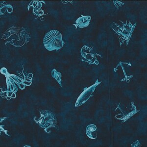 Könnte beinhalten: Ein dunkelblauer Stoff mit einem sich wiederholenden Muster aus Meereslebewesen-Illustrationen. Das Muster umfasst Fische, Muscheln, einen Oktopus, einen Anker und ein Schiff. Der Stoff hat eine subtile, strukturierte Optik.