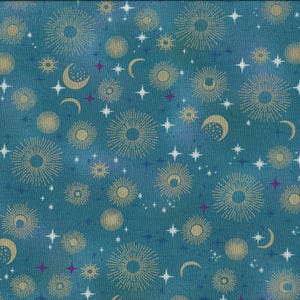 Puede incluir: Tela azul verdosa con un patrón repetido de estrellas, lunas y soles dorados. Los soles tienen un diseño radiante.