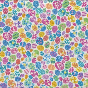 Może przedstawiać: Biała tkanina z powtarzającym się wzorem kolorowych jajek wielkanocnych. Jajka są ozdobione r&oacute;żnymi wzorami, w tym paskami, kropkami i wzorami kwiatowymi.