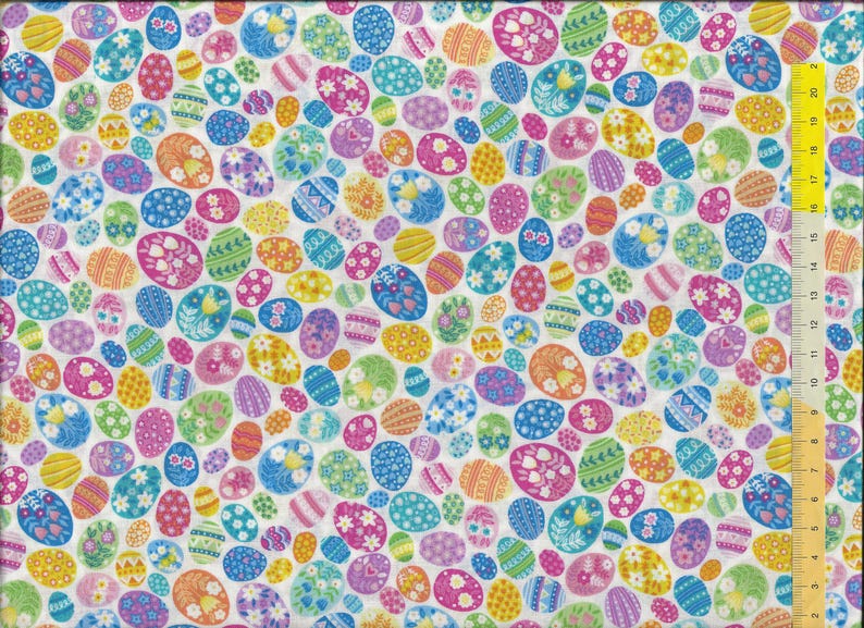Może przedstawiać: Biała tkanina z powtarzającym się wzorem kolorowych jajek wielkanocnych. Jajka są ozdobione r&oacute;żnymi wzorami, w tym paskami, kropkami i wzorami kwiatowymi.
