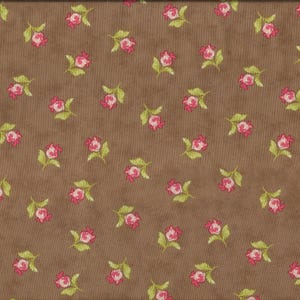 Op de afbeelding: Een bruine stof met een herhalend patroon van kleine roze bloemen. De stof heeft een subtiele textuur en een licht vervaagde uitstraling.