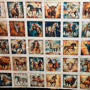 Può includere: Un pannello di tessuto con una griglia di immagini quadrate, ognuna raffigurante una scena western. Le immagini presentano cavalli, tori e altre immagini correlate. La tavolozza dei colori include sfumature di marrone, arancione e blu.