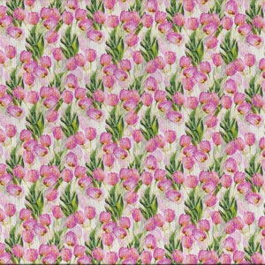 Könnte beinhalten: Ein weißer Stoff mit einem sich wiederholenden Muster aus rosa Tulpen und grünen Blättern. Der Stoff hat eine subtile Textur.