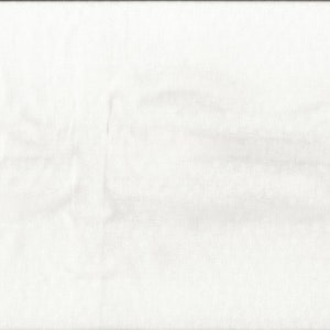 Op de afbeelding: Een effen witte stofstaal met een gele meetlint aan de rechterkant van de afbeelding.