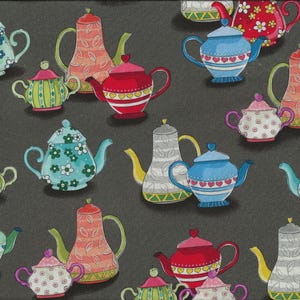 Puede incluir: Un fondo negro con un patrón de teteras y tazas de colores. Las teteras son de varios estilos y colores, incluyendo rojo, azul, verde y naranja. Algunas de las teteras tienen patrones florales, mientras que otras tienen patrones geométricos.