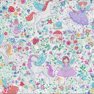 Op de afbeelding: Witte stof met een herhalend patroon van eenhoorns, feeën en bloemen. De eenhoorns zijn wit met blauwe vleugels en roze manen. De feeën dragen paarse jurken en hebben vleugels. De bloemen zijn in verschillende kleuren, waaronder roze, paars, geel en blauw.