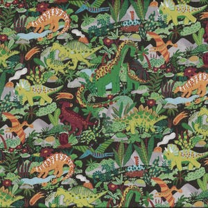 Könnte beinhalten: Ein Stoff mit einem sich wiederholenden Muster aus verschiedenen Dinosauriern in Grün-, Gelb-, Orange- und Brauntönen auf dunklem Hintergrund. Das Design umfasst Vulkane, Pflanzen und kleine Gewässer, die eine prähistorische Szene darstellen.