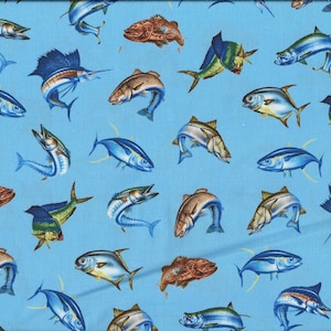 Może przedstawiać: Niebieski materiał z powtarzającym się wzorem różnych kolorowych ryb. Ryby są w różnych rozmiarach i pozycjach, tworząc dynamiczny i żywy wzór.