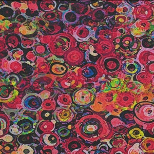 Può includere: Tessuto astratto con un motivo colorato di cerchi sovrapposti in tonalità di rosso, rosa, blu, verde, giallo e nero.