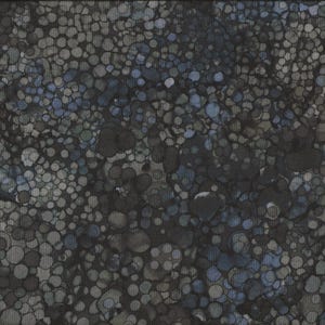 Pode incluir: Um tecido preto com um padrão de pequenos círculos azuis e cinzentos irregulares. O tecido tem uma superfície texturizada, quase irregular.