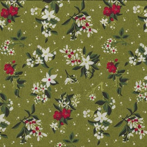 Op de afbeelding: Groene stof met een wit en rood bloemenpatroon. De bloemen zijn in clusters gerangschikt en hebben een vintage stijl. De stof is perfect voor knutselprojecten, quilten en huisdecoratie.
