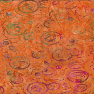 Könnte beinhalten: Orangener Stoff mit einem wirbelnden Muster aus rosa, grünen und braunen Kreisen. Der Stoff hat einen Batik-Stil.