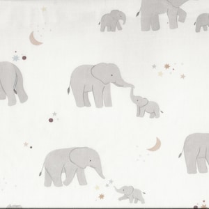 Könnte beinhalten: Weißer Stoff mit einem sich wiederholenden Muster aus grauen Elefanten, Sternen und Monden. Die Elefanten sind in verschiedenen Posen, einschließlich Mutter- und Baby-Paaren. Das Design hat einen weichen, skurrilen Look, geeignet für Babyartikel.