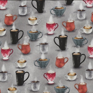 Op de afbeelding: Stof met een herhalend patroon van verschillende koffiekopjes en mokken, waaronder rode, zwarte en blauwe ontwerpen, allemaal met opstijgende stoom. De achtergrond is een gevlekt grijs, wat een gezellige, warme uitstraling creëert.
