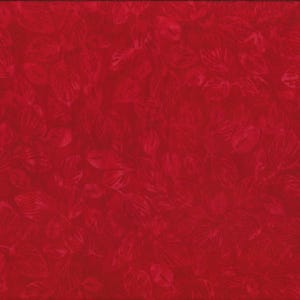 Pode incluir: Tecido vermelho com um padrão sutil de folhas em toda a superfície. O tecido tem uma superfície ligeiramente texturizada.